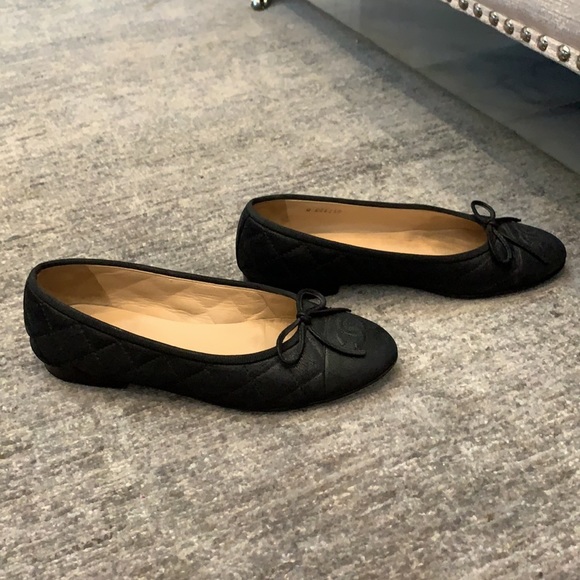 CHANEL Black Quilted Lambskin or Calfskin Flats Caviar - Picture 2 of 6